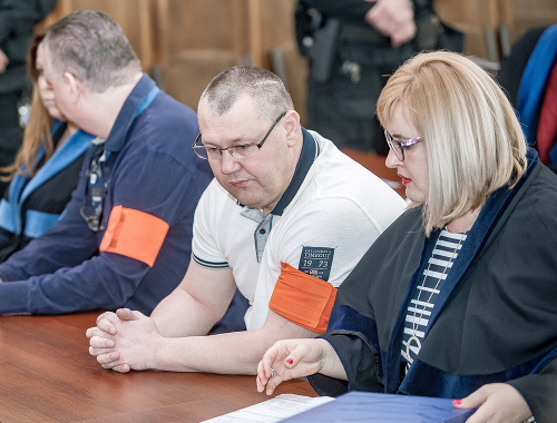 Obžalovaní v prípade zločineckého gangu Ľudovíta Sátora so svojimi advokátmi pred vyhlásením rozsudku ŠTS v Banskej Bystrici 25. marca 2019.