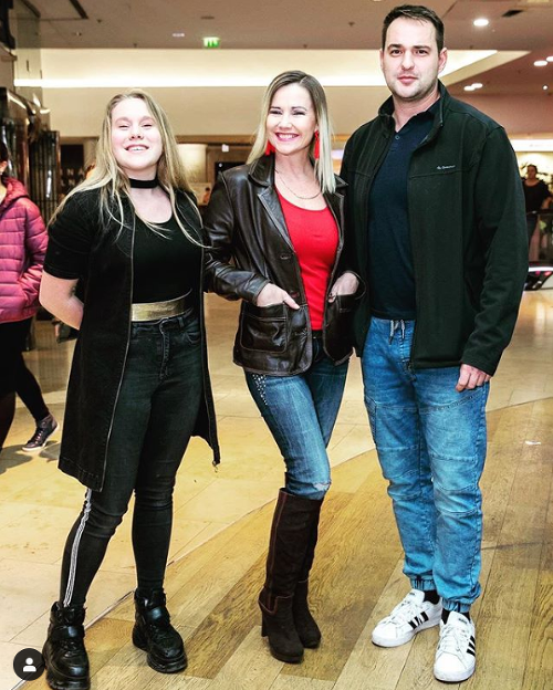 Ešte vo februári pôsobili Zuzana Haasová s Martinom Kostkom a jej dcérou Romanou ako ukážková a šťastná rodina.