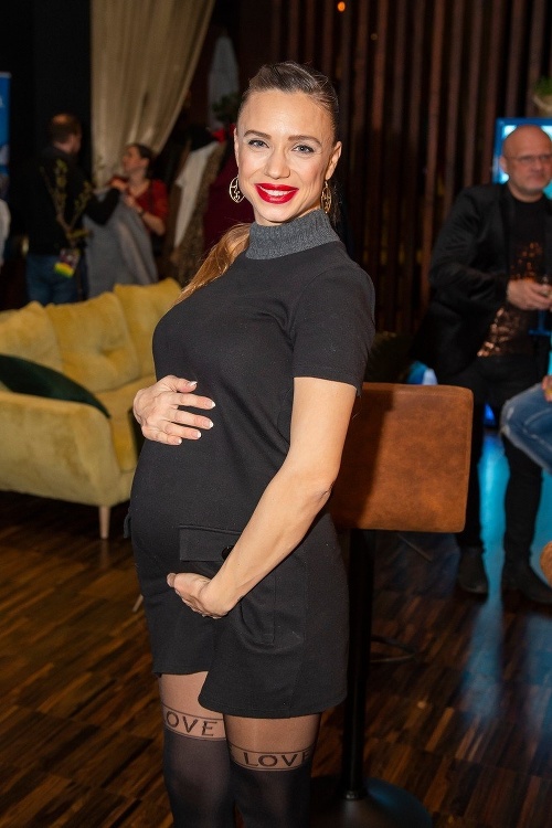 Speváčka Suzie sa na párty objavila so zaguľateným bruškom Prezradila nám, že aktuálne sa nachádza v siedmom mesiaci tehotenstva a synček sa narodí v máji. 