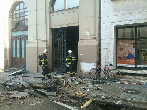 Na Gorkého ulici narobil výbuch poriadnu spúšť, pre verejnosť je čiastočne uzatvorená.
