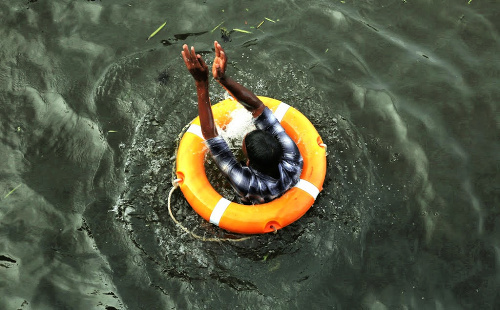 100 ročná voda zmietla