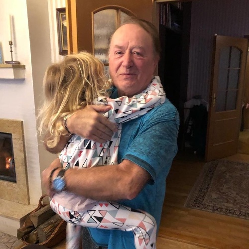 Otec Marty Jandovej so svojou vnučkou. 