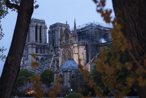 Miliardári zachraňujú pýchu Paríža: