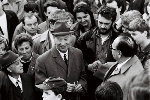 Na archívnej snímke Alexander Dubček medzi Bratislavčanmi na Námestí SNP v Bratislave 25. februára 1990
