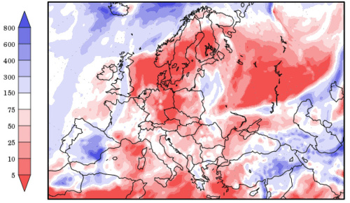 Snímka zachytáva predpokladané zrážky v Európe od 16. do 24. apríla v percentách normálu, červená farba znamená podnormálne úhrny zrážok.