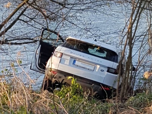 Polícia po vodičke bieleho Range Rovera, ktorý našli havarovaný, pričom prednou časťou bol vo vode, pátra od utorkového rána. 