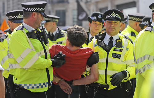 Britská polícia zatkla už
