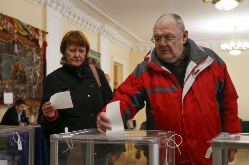 Voliči počas druhého kola prezidentských volieb