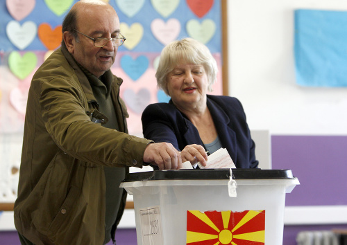 Voliči počas prezidentských volieb v Severnom Macedónsku
