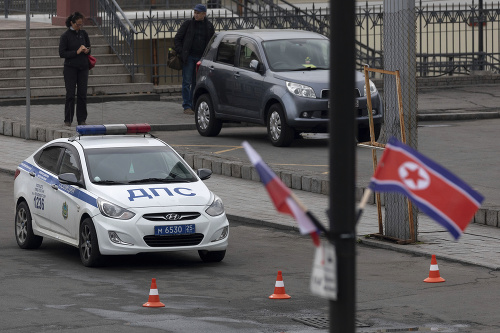 Ruskí policajti hliadkujú pred príchodom Kim Čong-una
