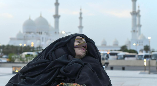 Na snímke Munira Abdullaová po tom, ako sa prebrala z kómy. Jej zdravotný stav sa zlepšuje. 