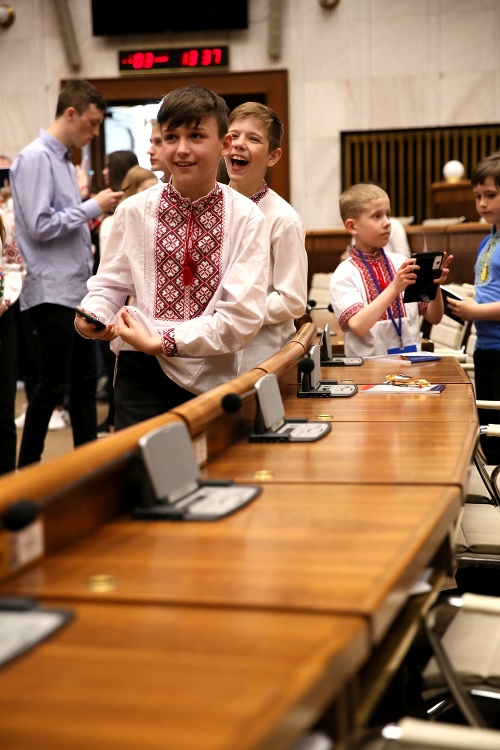 Aj návšteva parlamentu môže vyčariť úsmev na detských tvárach.