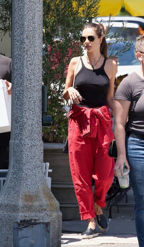 Alessandra Ambrosio je sexi aj v takomto ležérnom outfite. 