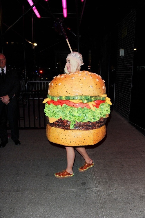 Katy Perry zavítala na párty oblečená ako hamburger. 