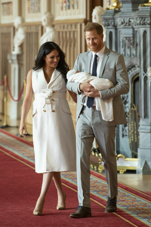 Meghan Markle a princ Harry predstúpili pred novinárov so svojím novorodeniatkom. 