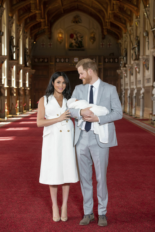 Meghan Markle a princ Harry ukázali svoje bábätko dva dni po pôrode. 