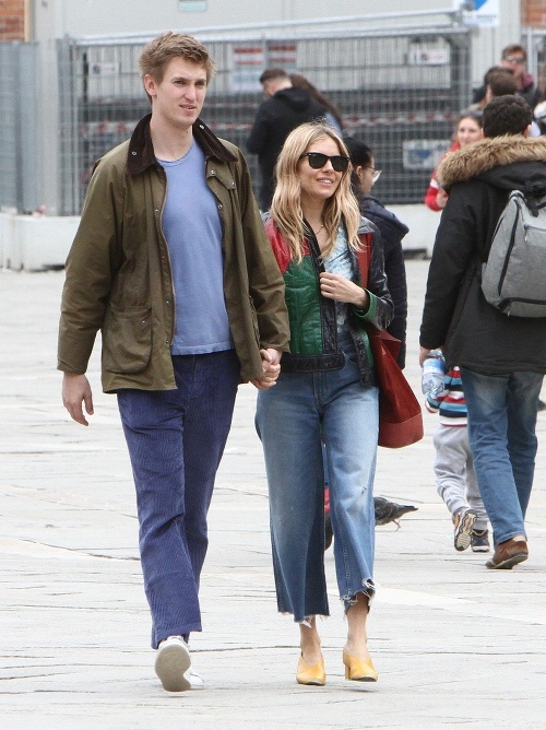 Sienna Miller a Lucas Zwirner počas romantickej prechádzky v Benátkach. 