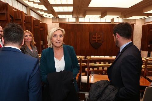 Návšteva Le Penovej sa