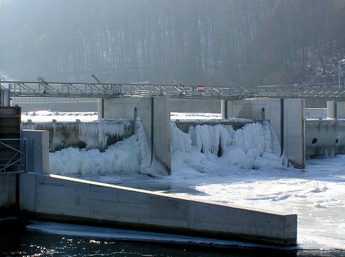 Zamrznutá MVE Hronská Dúbrava. Voda v malých vodných elektrárňach často zamŕza a následne spôsobuje ľadové povodne, ktoré ohrozujú obyvateľov a ich domovy v okolí.  