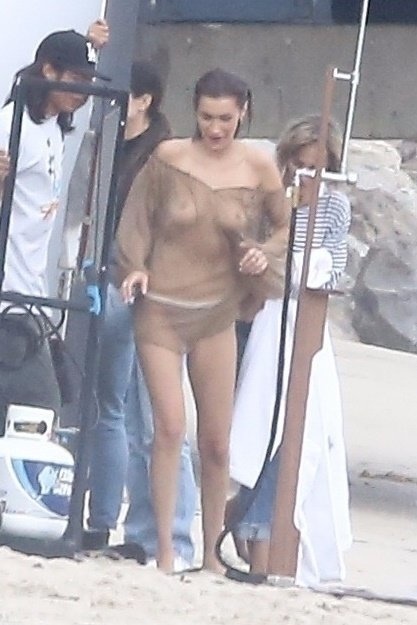 Bella Hadid nepatrí medzi hanblivky. Paparazzom sa vďaka tomu naskytol pohľad na jej holé prsia. 
