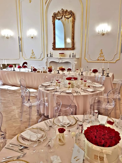 Sála, v ktorej sa konala hostina, bola vyzdobená červenými ružami. Zaujímavosťou je, že novomanželia mali prosbu na hostí, aby aj oni namiesto kytíc doniesli len červené ruže. 