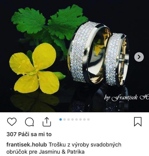 Neskôr sa na Instagram dostal záber, na ktorom je prstene vidieť detailne. 