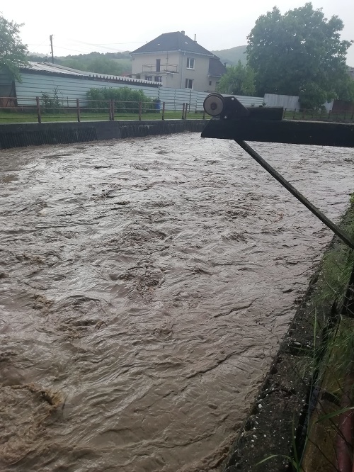 So záplavami bojuje aj obec Bošáca v okrese Nové Mesto nad Váhom.