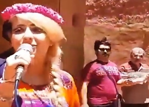 Speváčka zaspievala turistom na