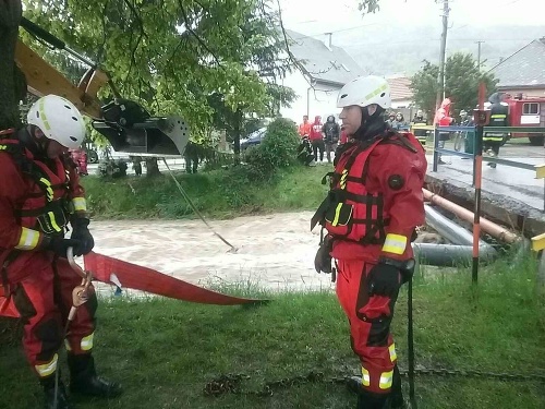 Rozvodnený tok v Mikušovciach počas zásahu hasičov v obci Mikušovce v okrese Ilava.