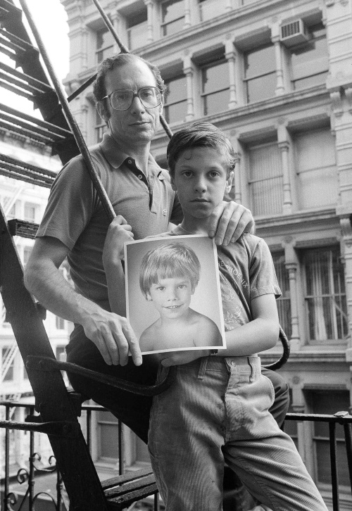 Na archívnej snímke z 18. mája 1985 Stan Patz a jeho syn Ari, ktorý drží v ruku fotografiu svojho nezvestného brata Etana.
