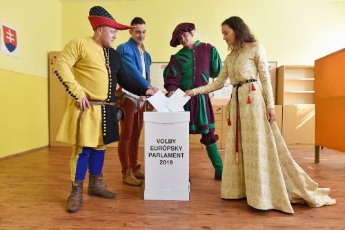 Do volebnej schránky v Holíči vhodili svoje hlasy aj účinkujúci na festivale Rotenstein. Prišli v stredovekých kostýmoch.