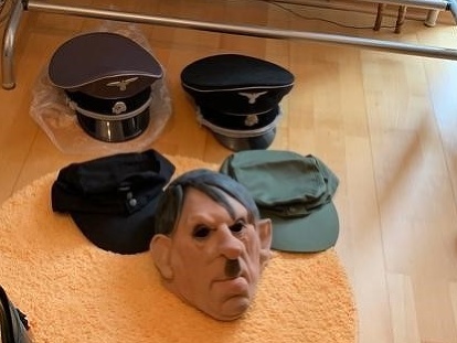 U Poláka v dome sa našli rôzne predmety extrémistického charakteru