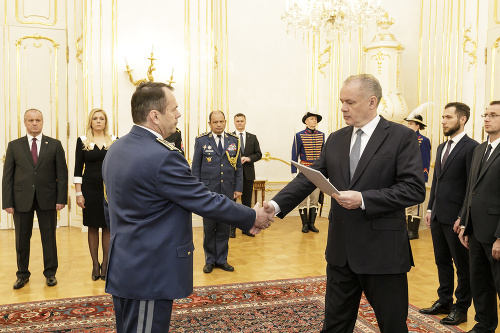 Andrej Kiska povýšil do vojenskej hodnosti generálmajora brigádneho generála Miroslava Lorinca