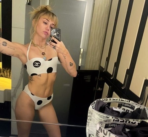 Pri pohľade na Miley Cyrus vidno, že svoju figúru nezanedbáva. Jej telo zdobí viacero tetovaní. 