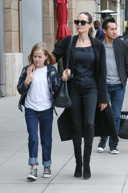 Angelina Jolie si vyšla so svojimi deťmi na nákupy. A hoci sa zahalila do čiernej a snažila sa nepútať pozornosť, stále pôsobila ako hollywoodska hviezda. 