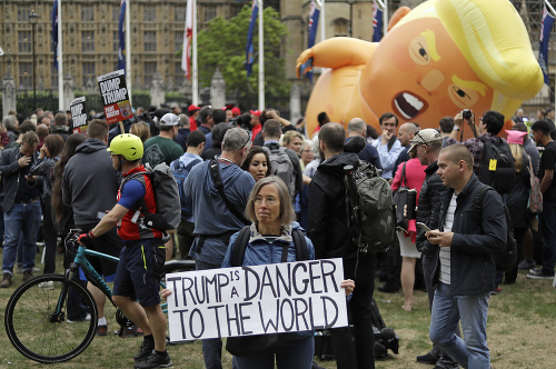 Demonštranti opäť vypustili balón