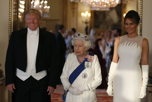 Donald Trump s manželkou Melániou počas slávnostného banketu u kráľovnej. 
