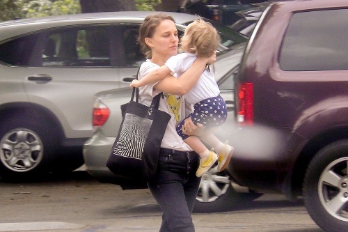 Natalie Portman sa počas všedného dňa mení na obyčajnú maminu. Útla, nenalíčená a v tričku s detským motívom na svoj vek rozhodne nevyzerá. 