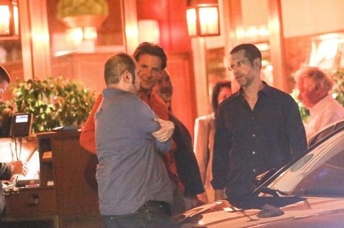 Bradley Cooper si doprial večeru s partiou kamarátov. 