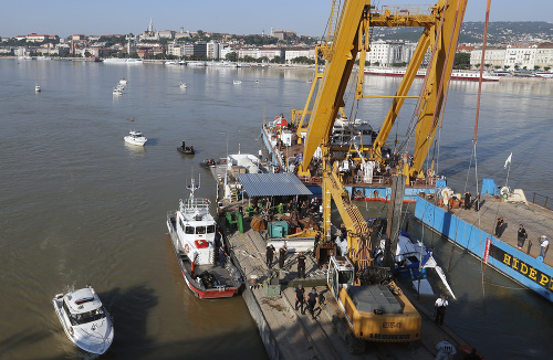 Na snímke žeriav vyťahuje vrak potopenej výletnej lode Hableány pri Margitinom moste na rieke Dunaj v Budapešti 11. júna 2019.