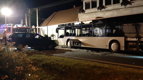 Nehoda autobusu a auta