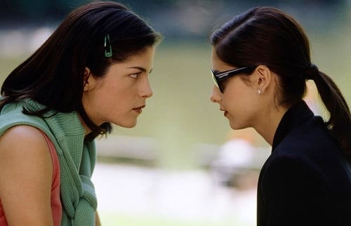 Selma Blair a Sarah Michelle Geller vo filme Veľmi nebezpečné známosti. 