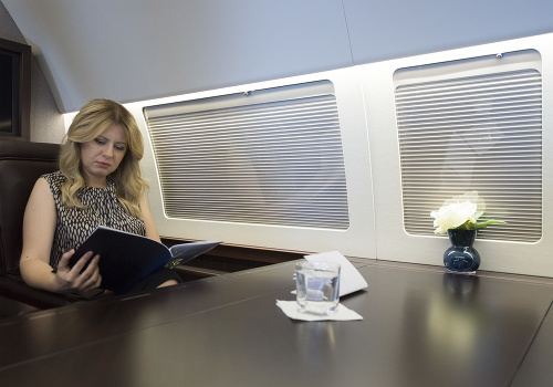 Zuzana Čaputová si číta na ceste do Bruselu