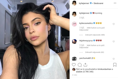 Pre Kylie Jenner je samozrejmosťou bezchybný mejkap. 