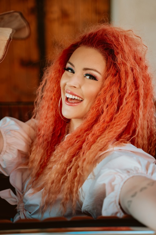 Barbora Švidraňová mala vo videoklipe veľmi realistickú parochňu.