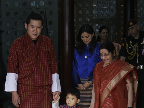 Kráľ Bhutánu (vľavo)