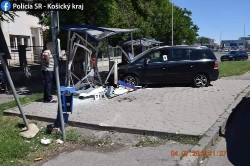 Vodič zbúral autobusovú zastávku