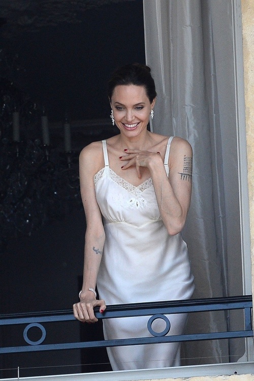 Angelina Jolie počas nakrúcania reklamného spotu. 