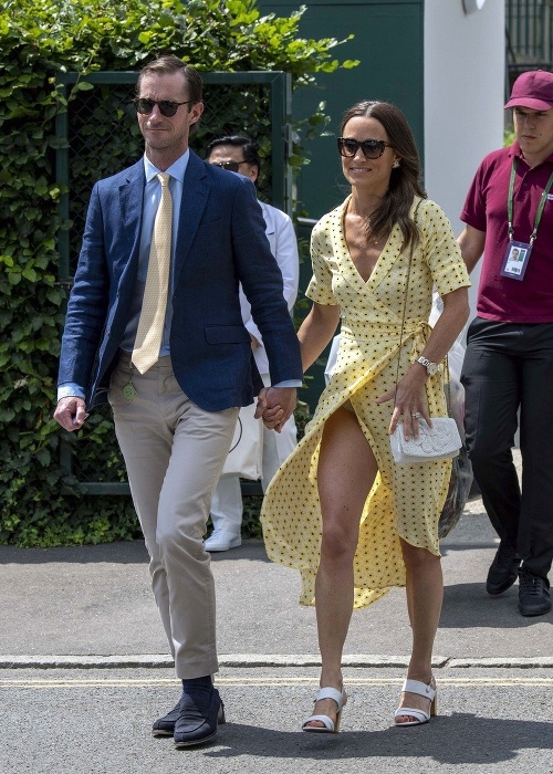 Pippa Matthews s manželom Jamesom si vyšli na Wimbledon. Fotografom sa naskytol pohľad pod jej sukňu. 