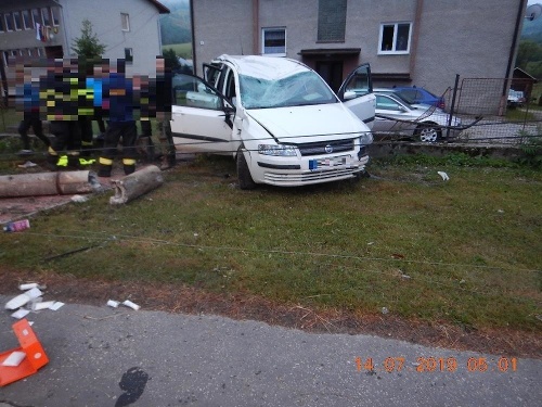 Na snímke nehoda v obci Michalová.